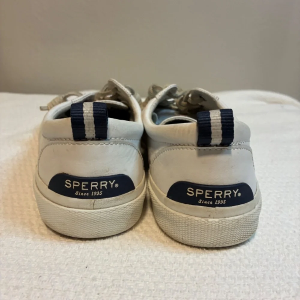 Sperry women crest